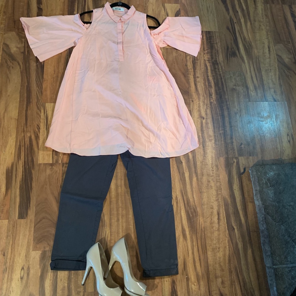 NWT DO&BE cold shoulder top